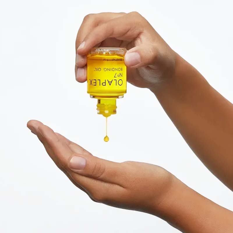 Olaplex N°7 Bonding oil en manos